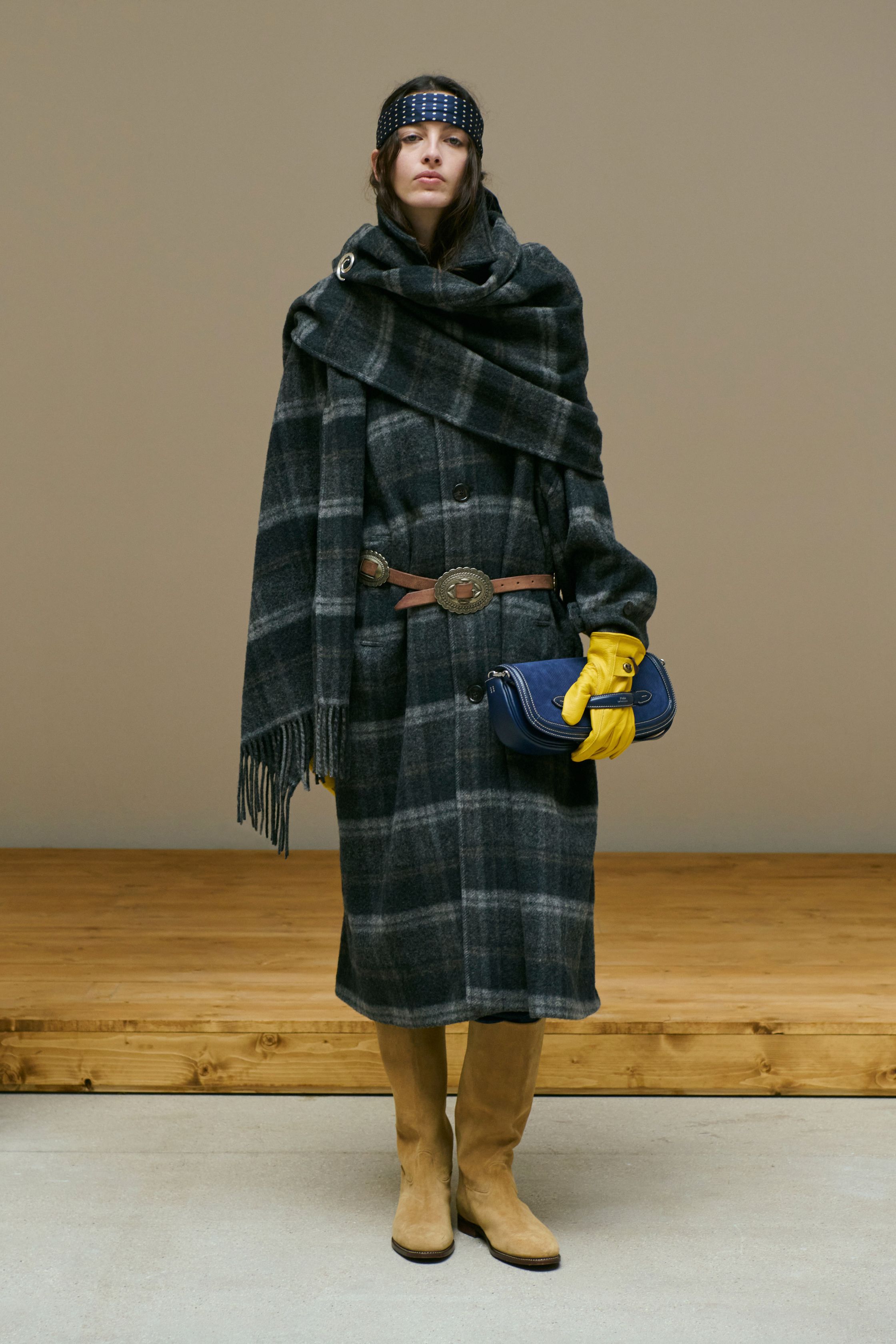 Polo Ralph Lauren在2026秋冬系列中继续演绎经典美式风格，通过西部元素、学院风与复古剪裁构建标志性的品牌衣橱。牛仔外套、格纹大衣与皮革夹克营造出浓厚的美国西部氛围，而宽松西装与羊毛外套则带来都市优雅。帽子、皮带与流苏细节强化复古气质，使整个系列呈现出典型的Ralph Lauren式美式浪漫-顽石频道趋势研究